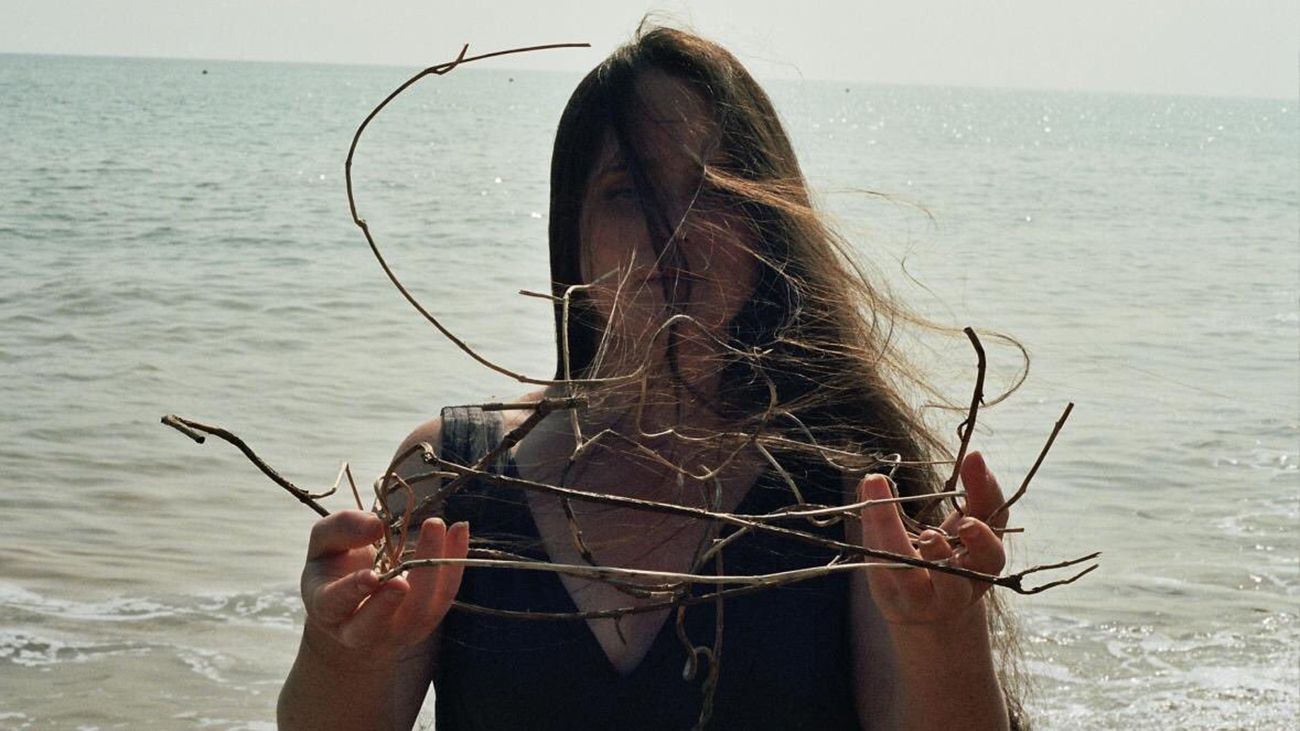 Художниця, яка не стриже і не миє волосся більше 20 років, показала нові фото