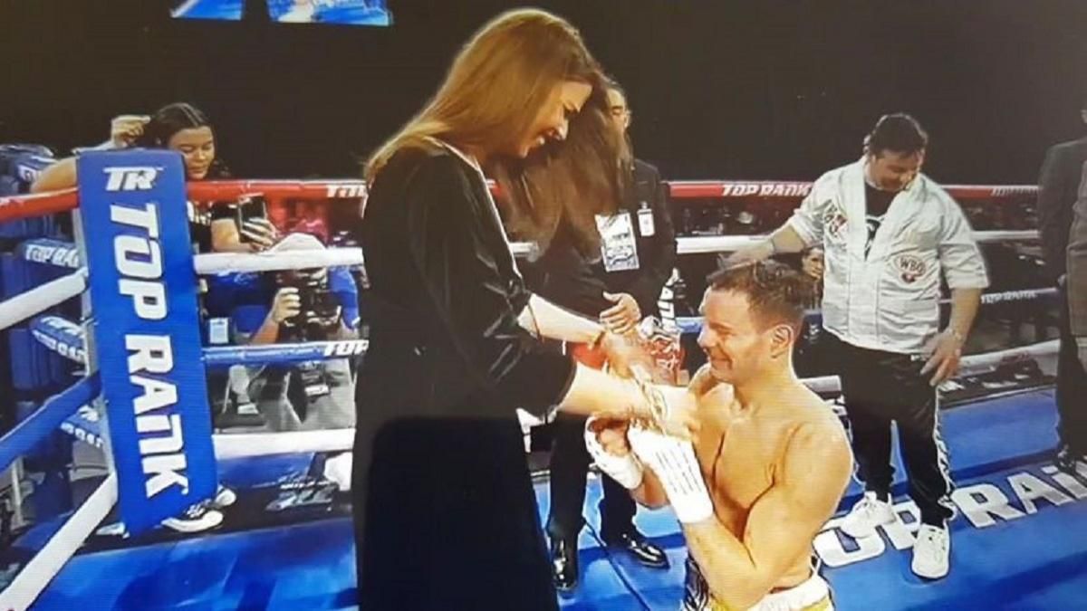 Боксер зазнав нокауту, а потім зробив пропозицію своїй дівчині
