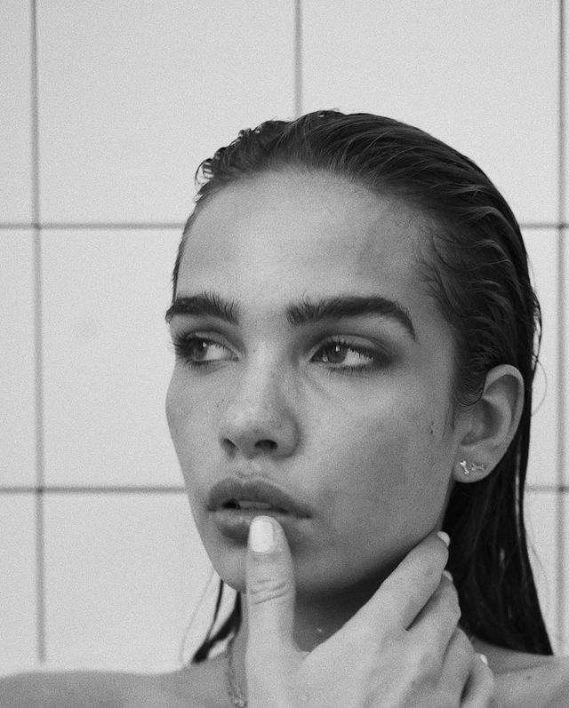 Син Бекхемів влаштував гарячу фотосесію зі своєю дівчиною - фото 305595