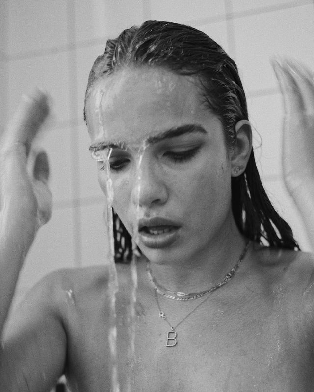 Син Бекхемів влаштував гарячу фотосесію зі своєю дівчиною - фото 305596