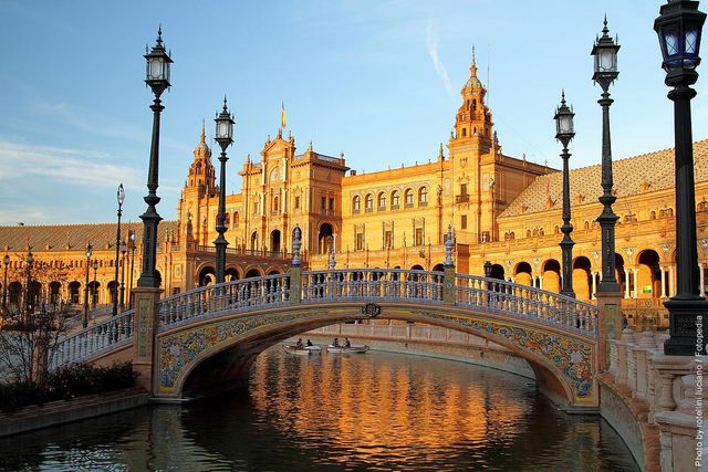 Площа Іспанії спроектована місцевим архітектором Анібалом Гонсалесом- фото 305600