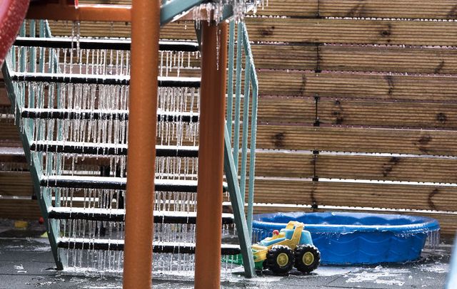 Моторошна краса: як виглядає крижана зима у Румунії - фото 305899