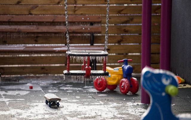 Моторошна краса: як виглядає крижана зима у Румунії - фото 305905