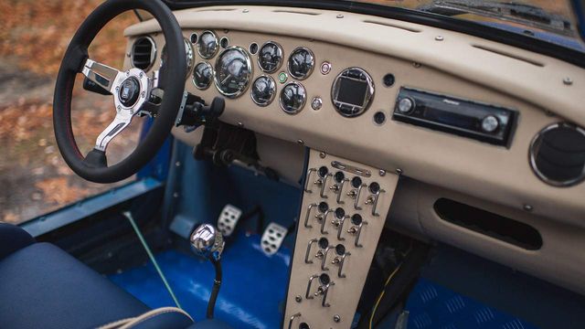 Умільці оснастили Запорожець вертикальними дверима від Tesla - фото 305917