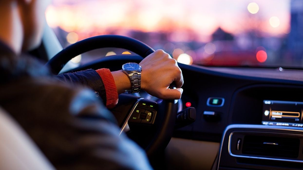 Водій використовує світлові сигнали на дорозі - фото 1