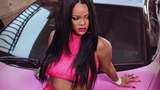 У шкірі та на спорткарі: Rihanna похизувалась формами