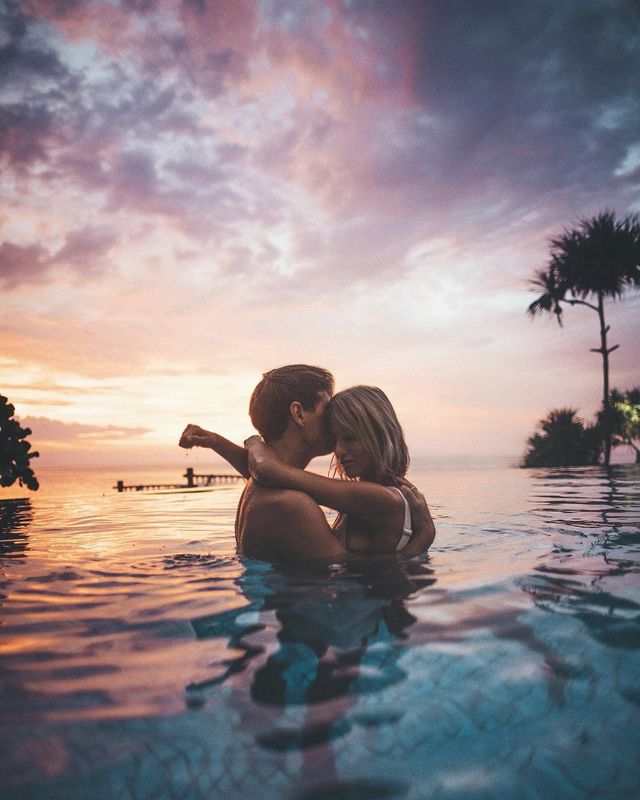 Закохана пара підкорює світ і надихає на мандри: яскраві фото - фото 306084