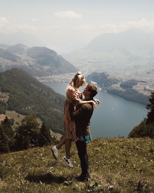 Закохана пара підкорює світ і надихає на мандри: яскраві фото - фото 306086