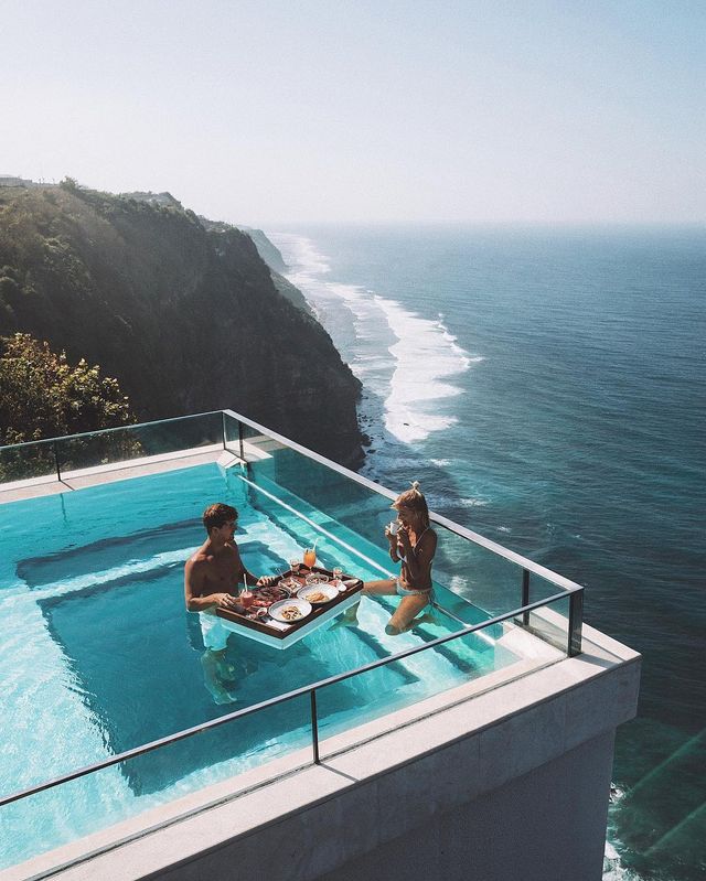 Закохана пара підкорює світ і надихає на мандри: яскраві фото - фото 306087