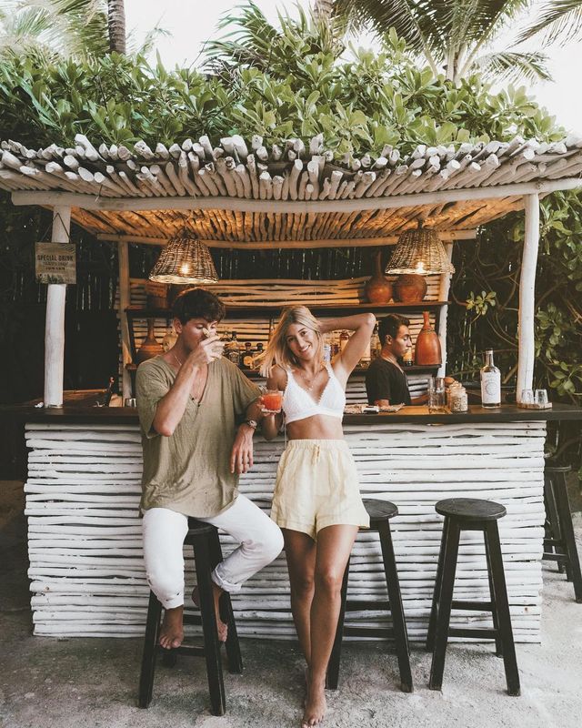 Закохана пара підкорює світ і надихає на мандри: яскраві фото - фото 306089