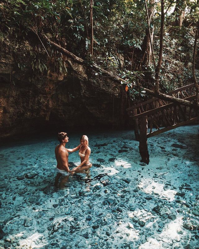 Закохана пара підкорює світ і надихає на мандри: яскраві фото - фото 306093