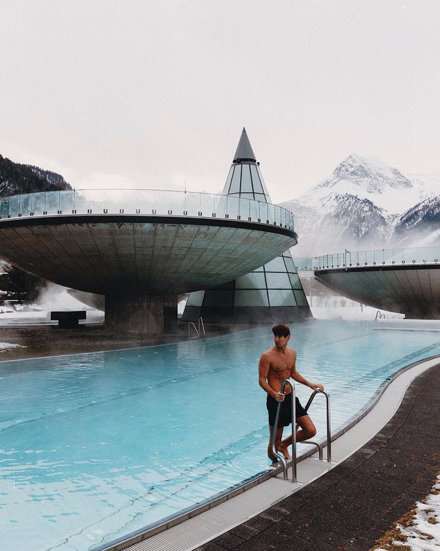 Закохана пара підкорює світ і надихає на мандри: яскраві фото - фото 306094