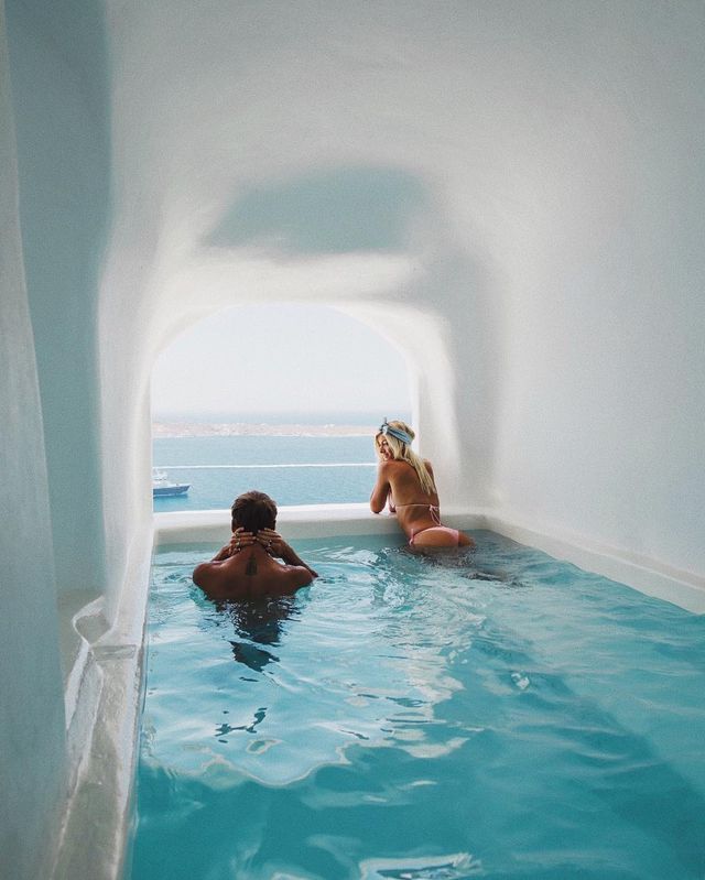 Закохана пара підкорює світ і надихає на мандри: яскраві фото - фото 306095