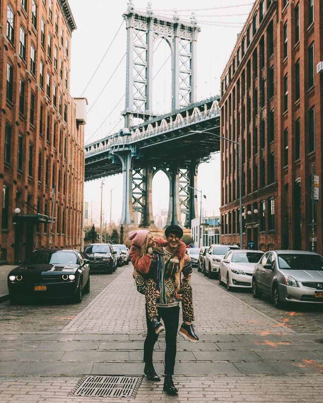 Закохана пара підкорює світ і надихає на мандри: яскраві фото - фото 306097