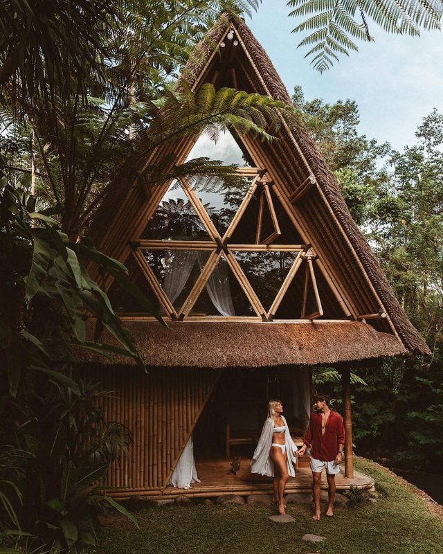 Закохана пара підкорює світ і надихає на мандри: яскраві фото - фото 306098