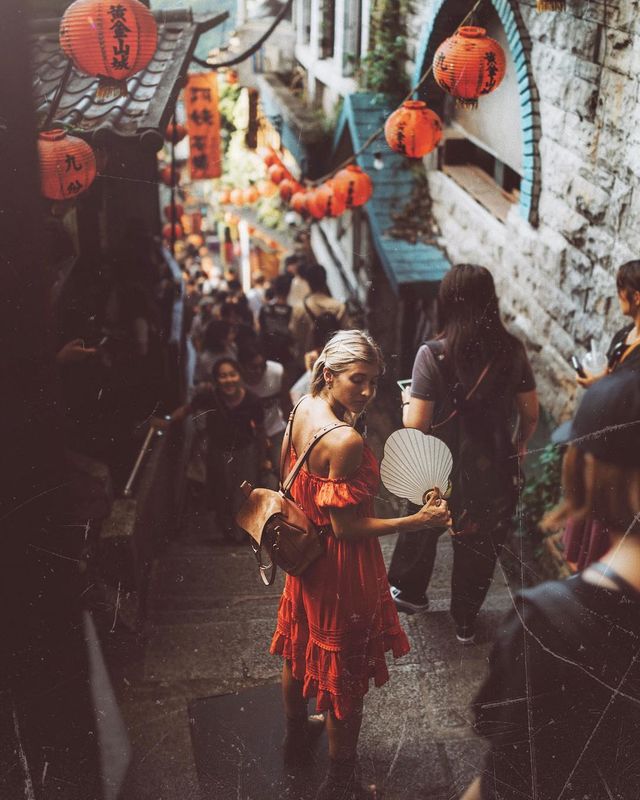 Закохана пара підкорює світ і надихає на мандри: яскраві фото - фото 306099