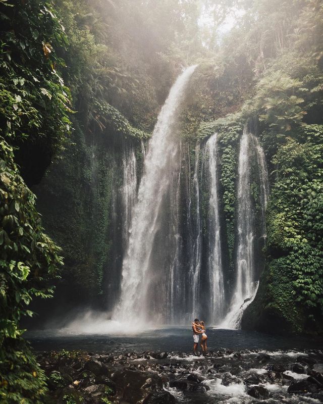 Закохана пара підкорює світ і надихає на мандри: яскраві фото - фото 306100