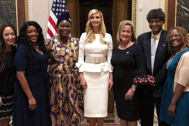 Молодша дочка Трампа повністю скопіювала образ Іванки - фото 306233