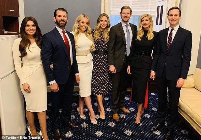 Молодша дочка Трампа повністю скопіювала образ Іванки - фото 306234