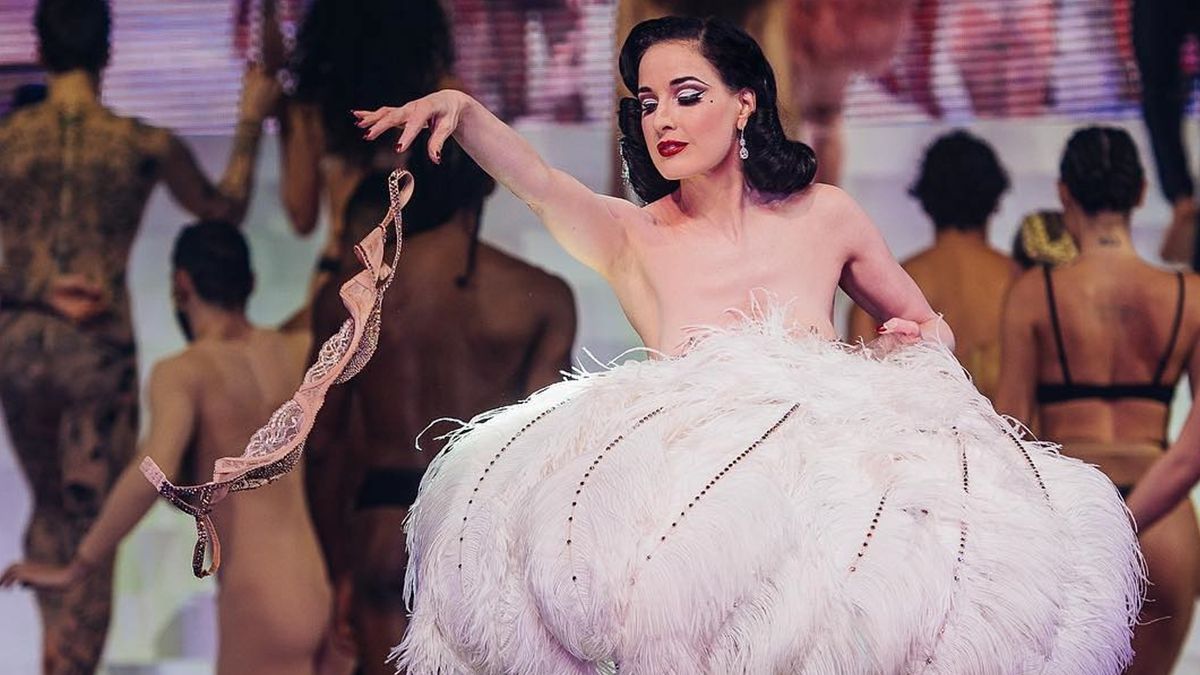 Епатажна королева бурлеску приголомшила інтимним знімком (18+)