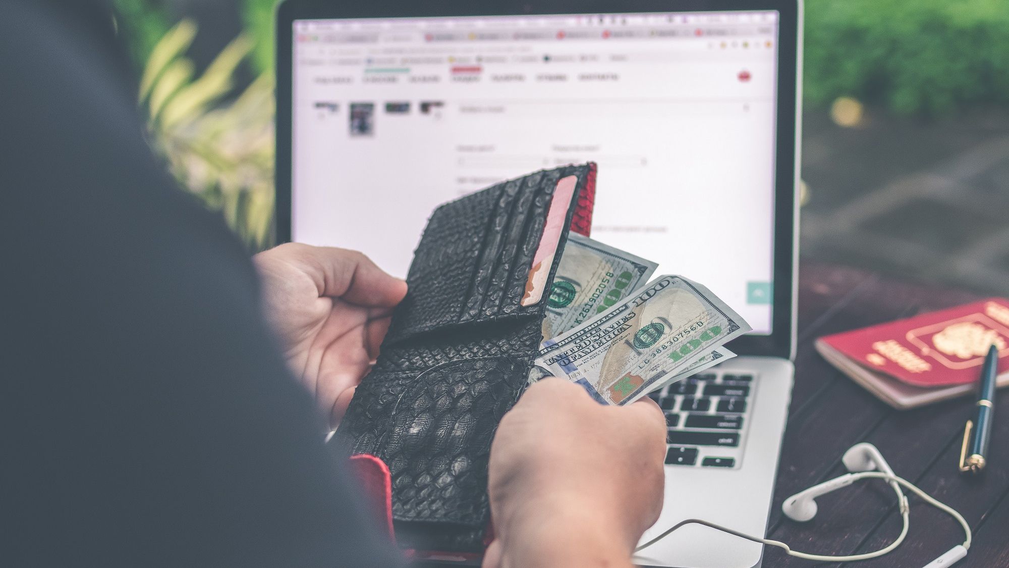 Українці за день купили онлайн мільйони доларів