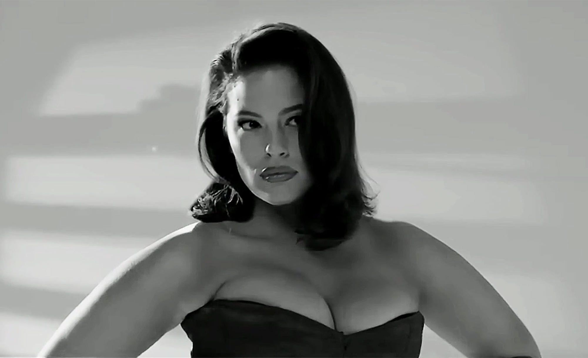 Найвідоміша plus-size модель світу похизувалась формами у бікіні