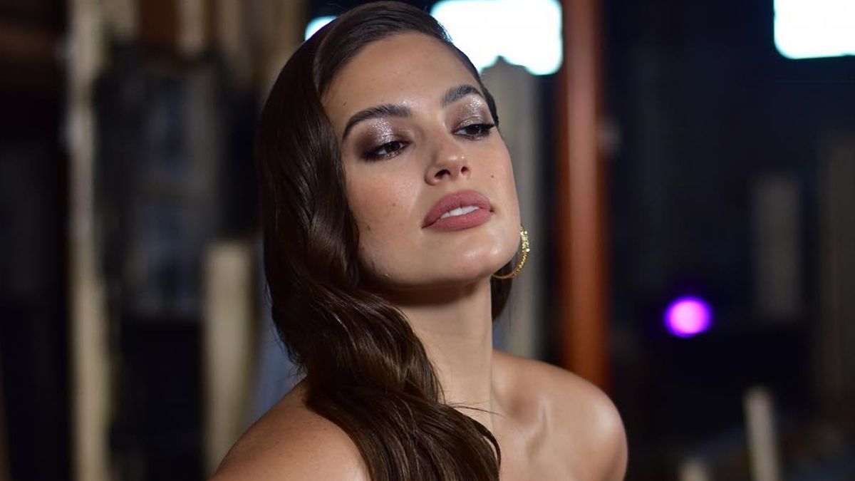 Відома plus-size модель з'явилася на подіум в ефектному напівпрозорому платті