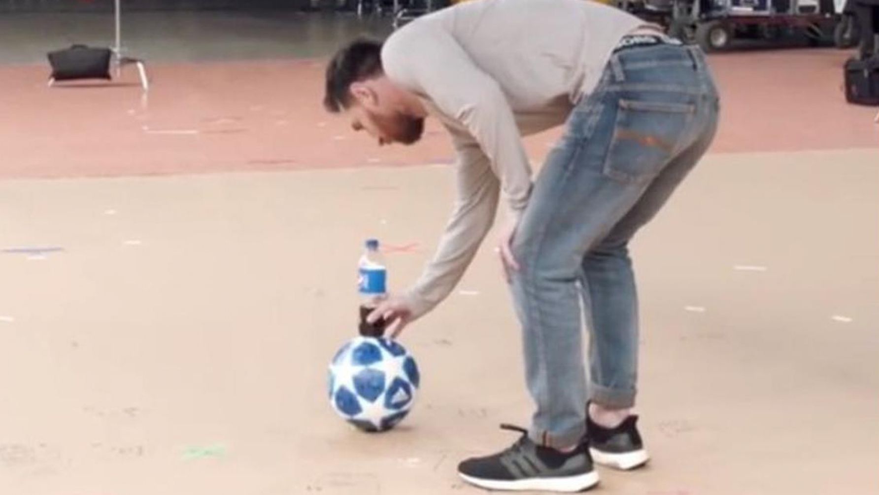 Мессі зламав усі закони фізики: трюк із пляшкою