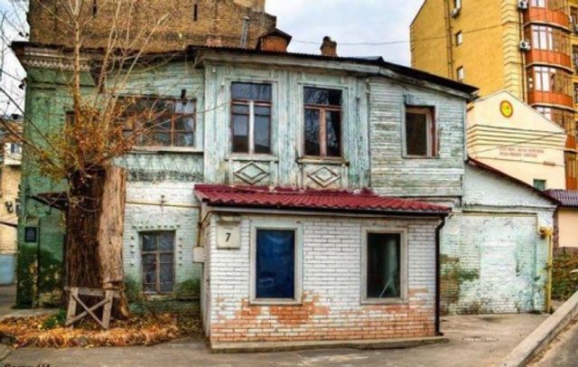 Найстаріша житлова будівля Києва у колоритних фото - фото 306702