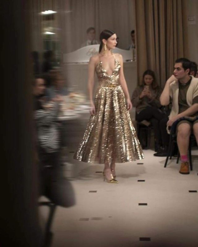 Спокуслива модель викликала фурор у золотій сукні - фото 306739