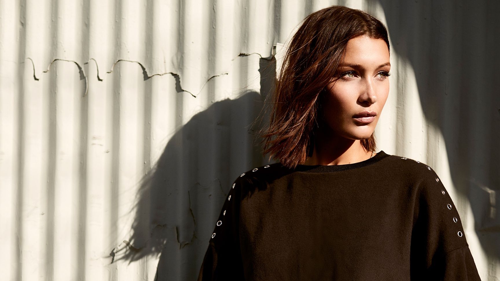 Спокуслива модель викликала фурор у золотій сукні