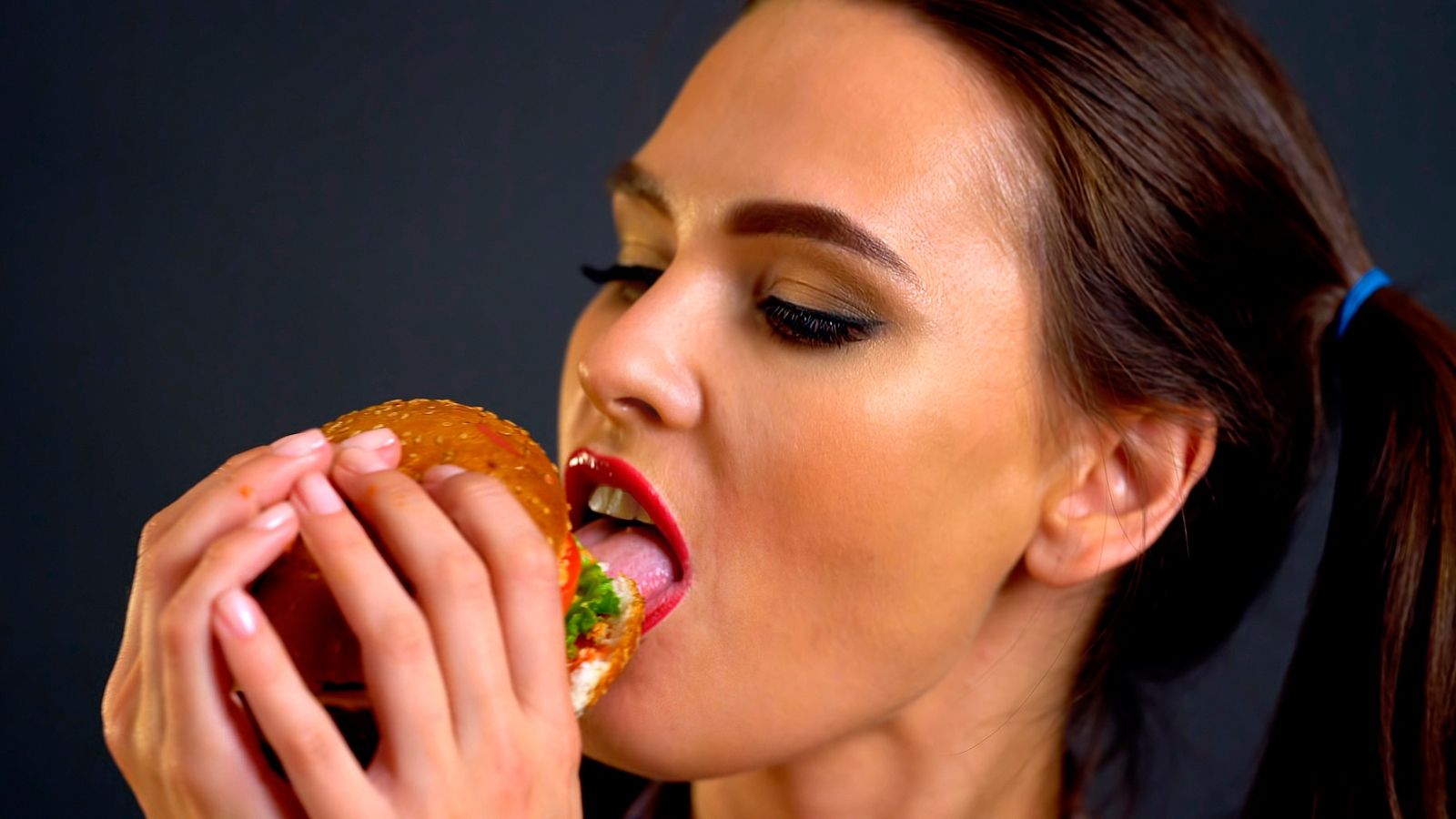 Як правильно їсти бургер і навіщо в ньому шпажка