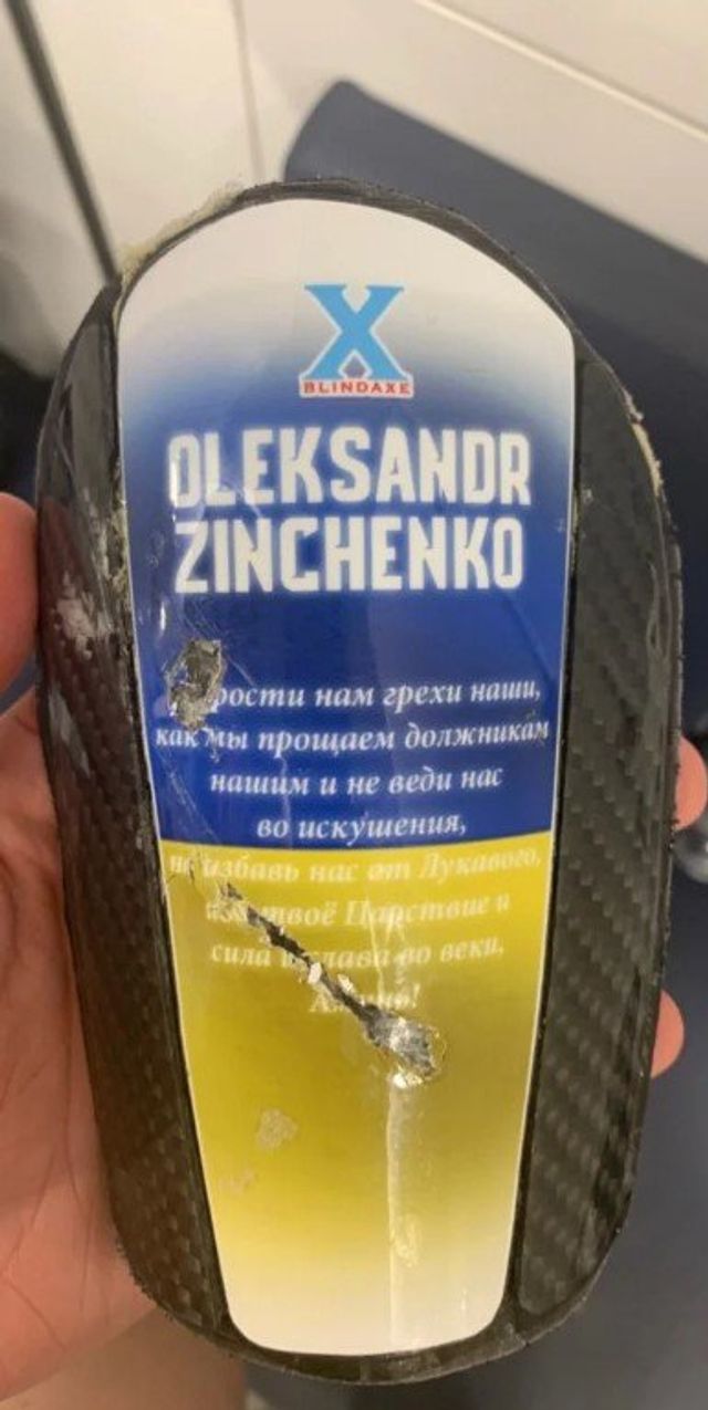 Зінченко показав патріотичні щитки з матчу проти Челсі - фото 306911