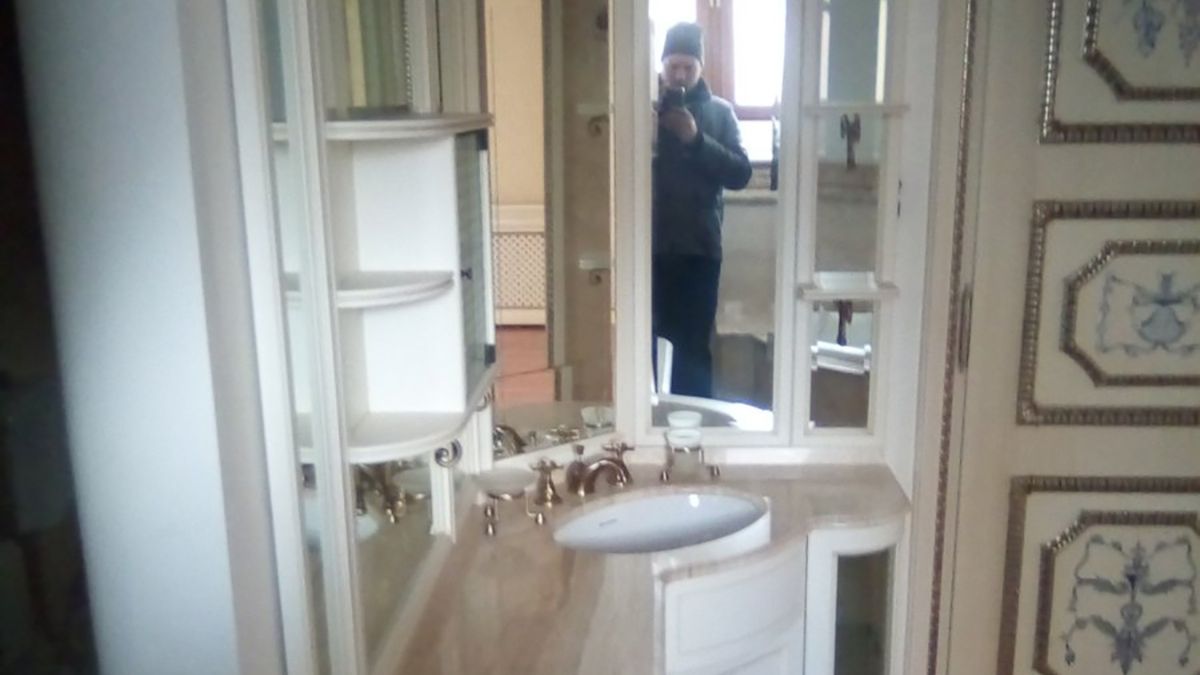 Золотого унітазу, який вже став мемом, в квартирі не знайшли - фото 1