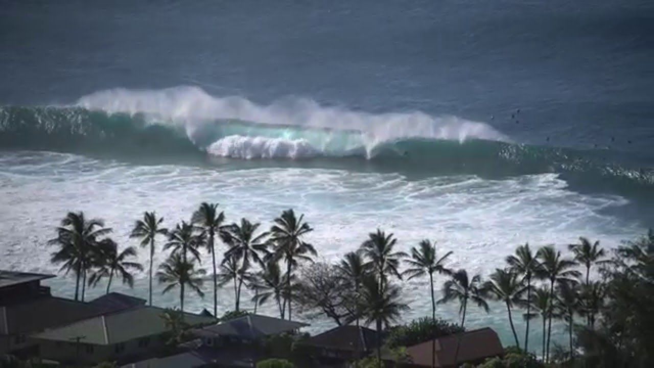 На Гаваях піднялися 20-метрові хвилі і валить снігопад