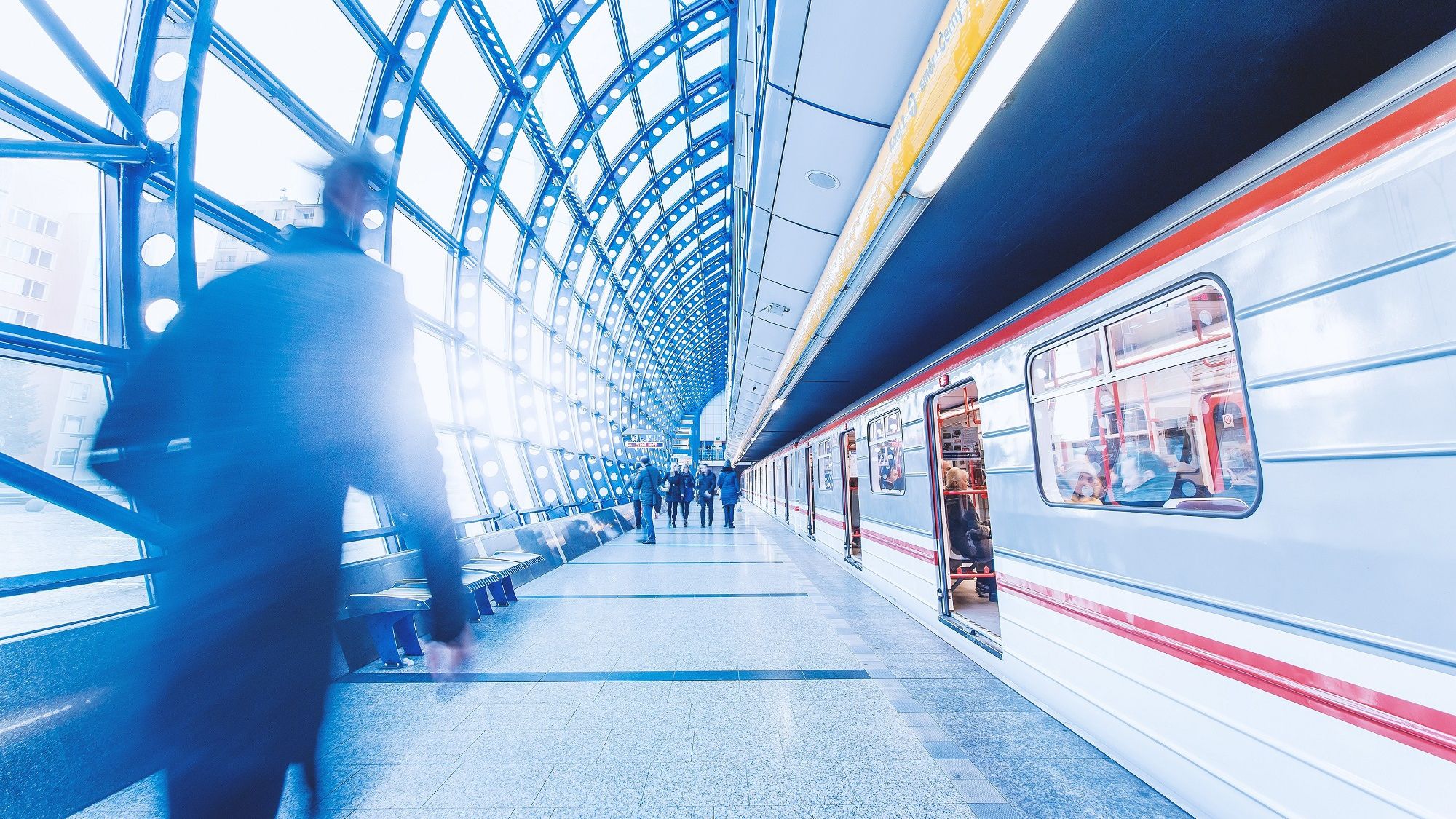 У метро Сінгапура прогулялася напівгола дівчина: з'явилися фото