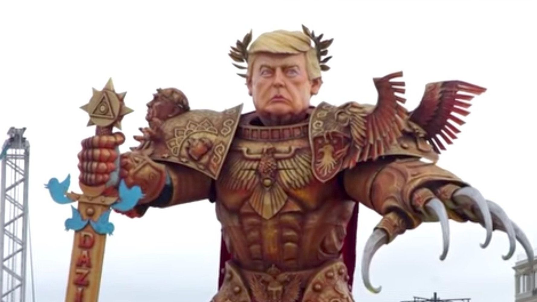 В Італії показали величезну фігуру Трампа в образі бога-імператора