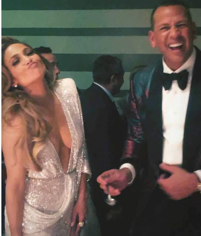 Джей Ло засвітила оголені груди у пікантному платті - фото 307178