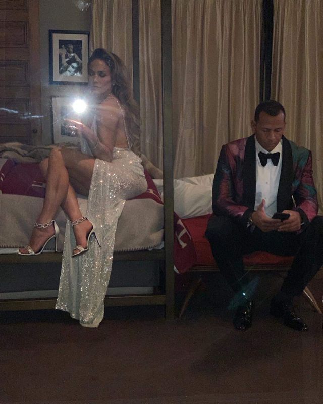 Джей Ло засвітила оголені груди у пікантному платті - фото 307179