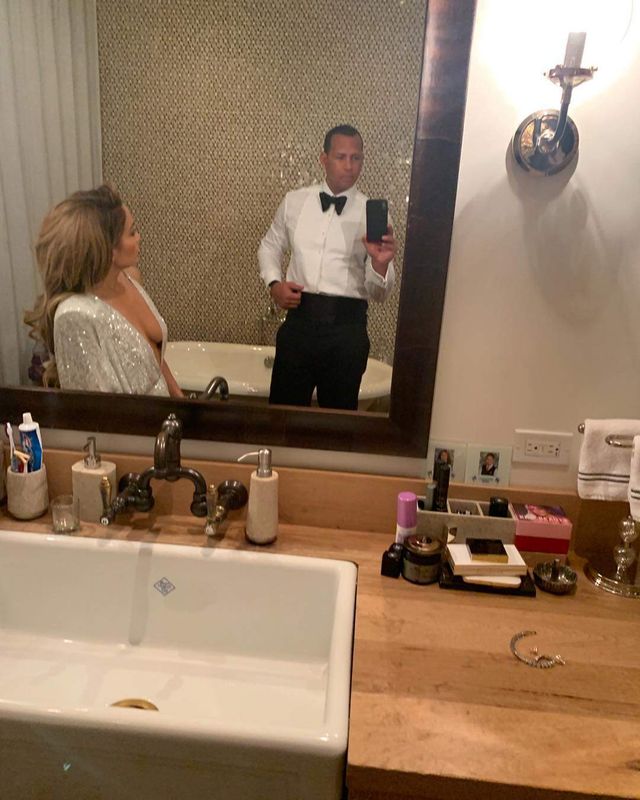 Джей Ло засвітила оголені груди у пікантному платті - фото 307181