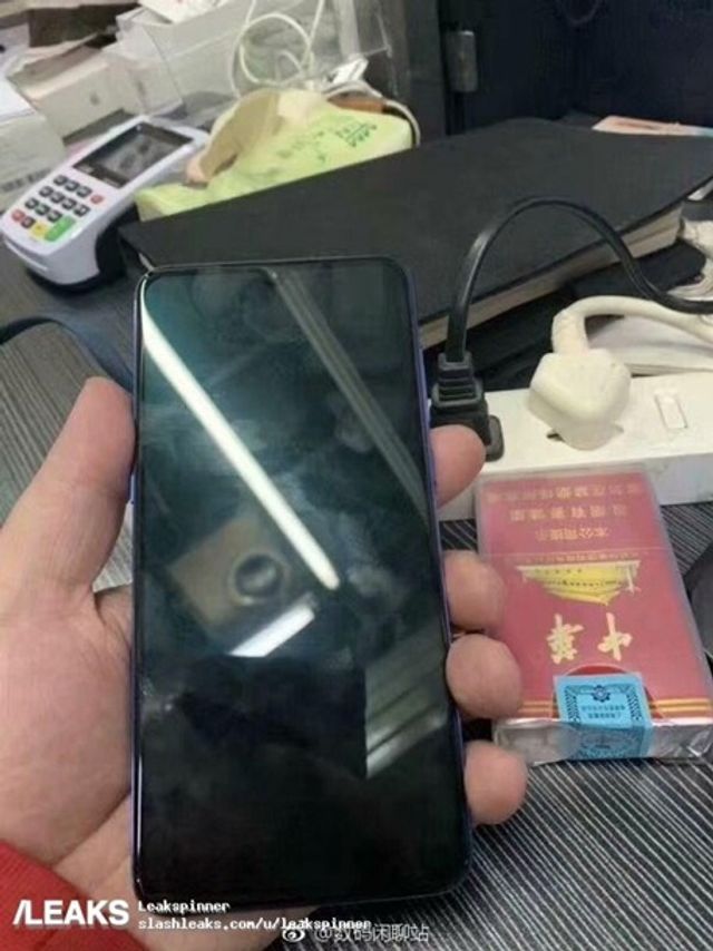 Xiaomi Mi 9 на живих фото - фото 307553