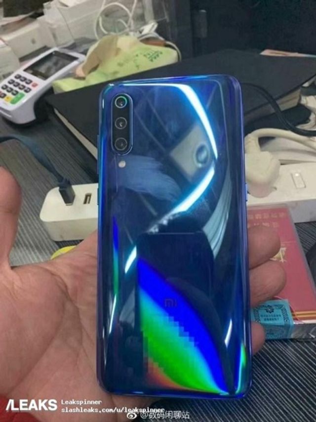 Xiaomi Mi 9 на живих фото - фото 307555