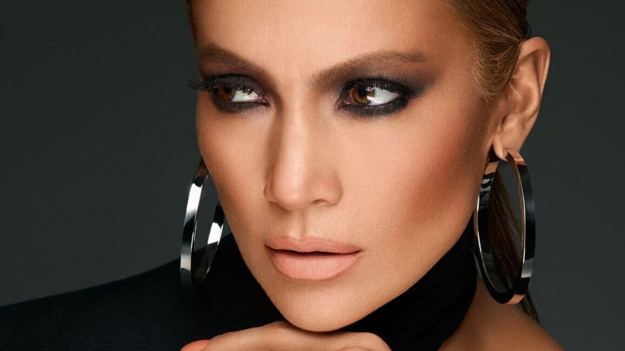 Дженніфер Лопес похвалилася стрункими ногами у міні-сукні