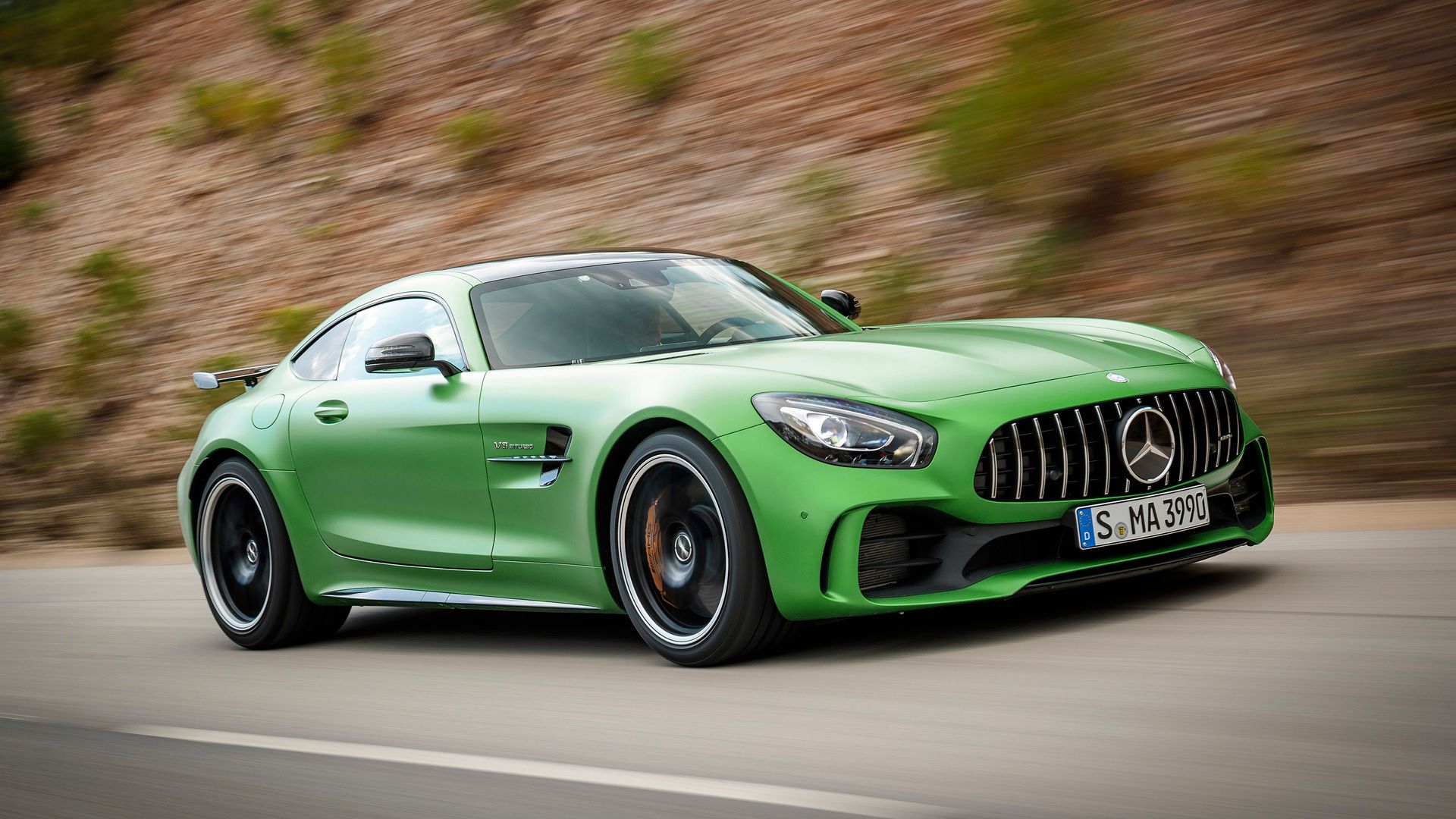 Незрячий автомеханік уперше сів за кермо автівки, і розігнав її до шаленої швидкості