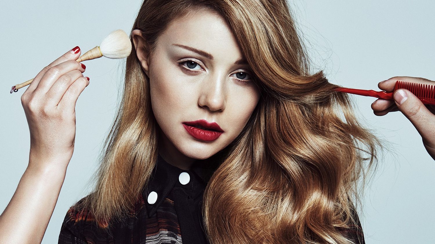 Кароль топлес, на її поясі зав'язана біла сорочка - фото 1