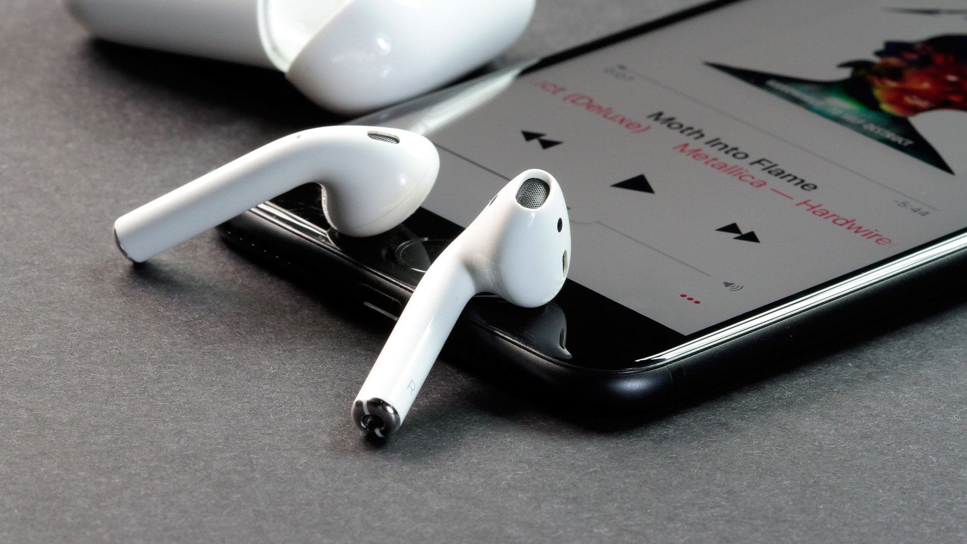 Відвага чи дурість: блогери проковтнули Apple AirPods