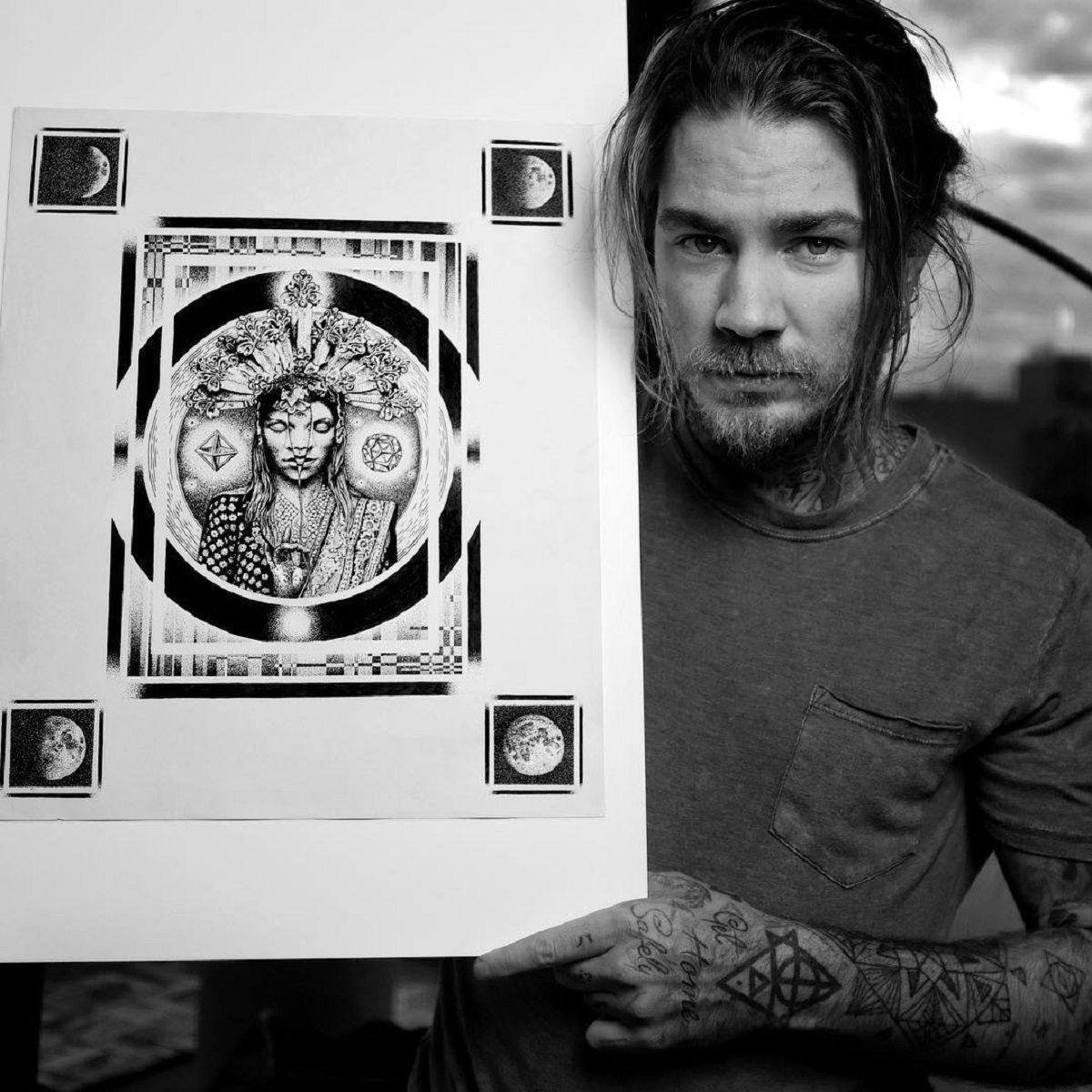 Тату-майстер показав життя троянди на 70 людях: відеофакт