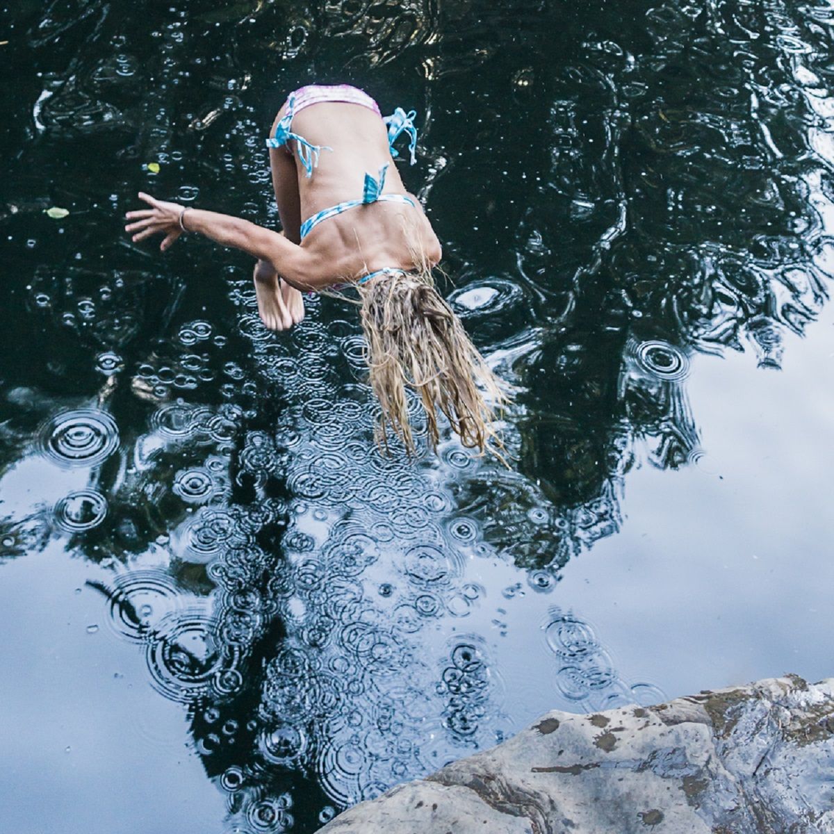 Дівчина пірнула у сніг, але щось пішло не так: епічне відео