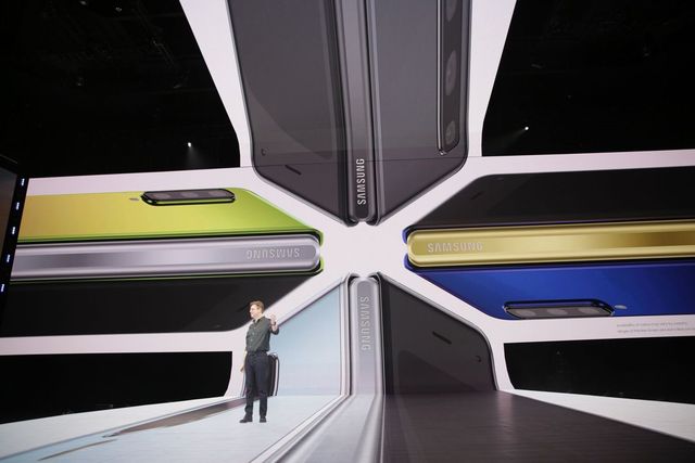 Galaxy Fold вразив своїм формфактором - фото 308963