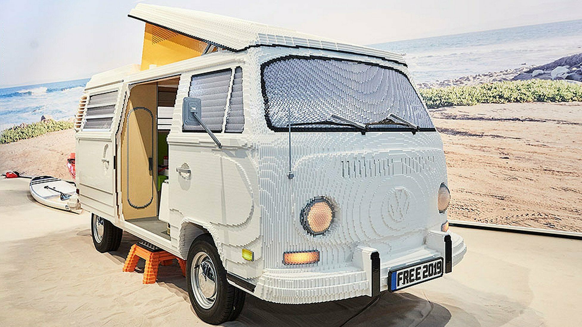 400 тисяч деталей Lego: на виставці показали повнорозмірну копію фургона Volkswagen